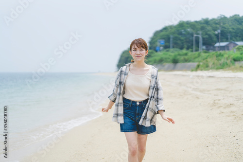 海辺を散策する女性