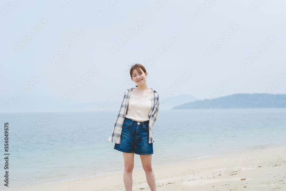 海辺を散策する女性 海辺を散策する女性