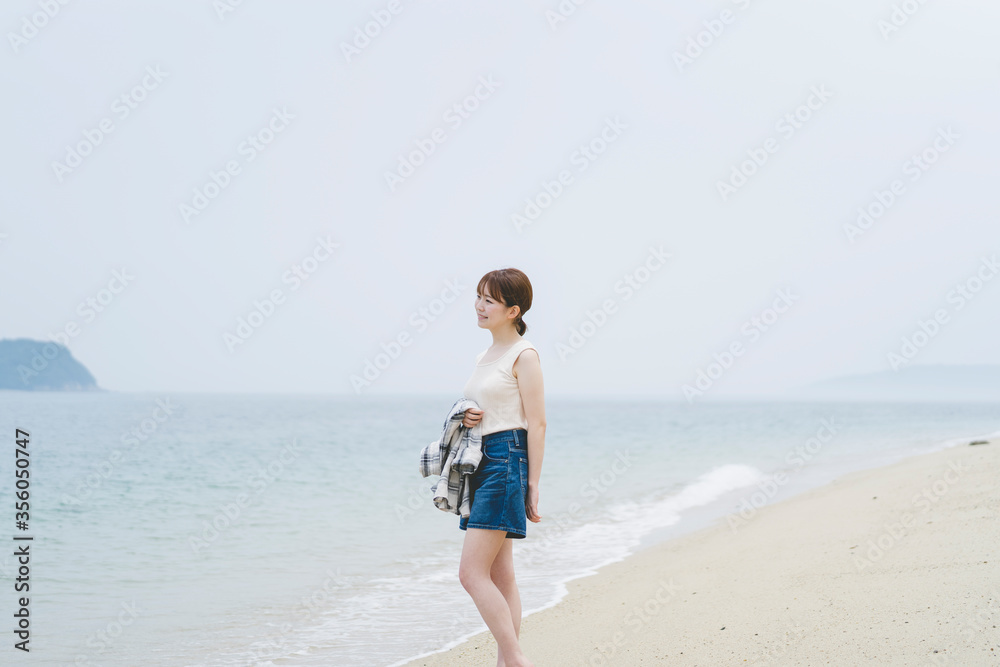 海辺を散策する女性