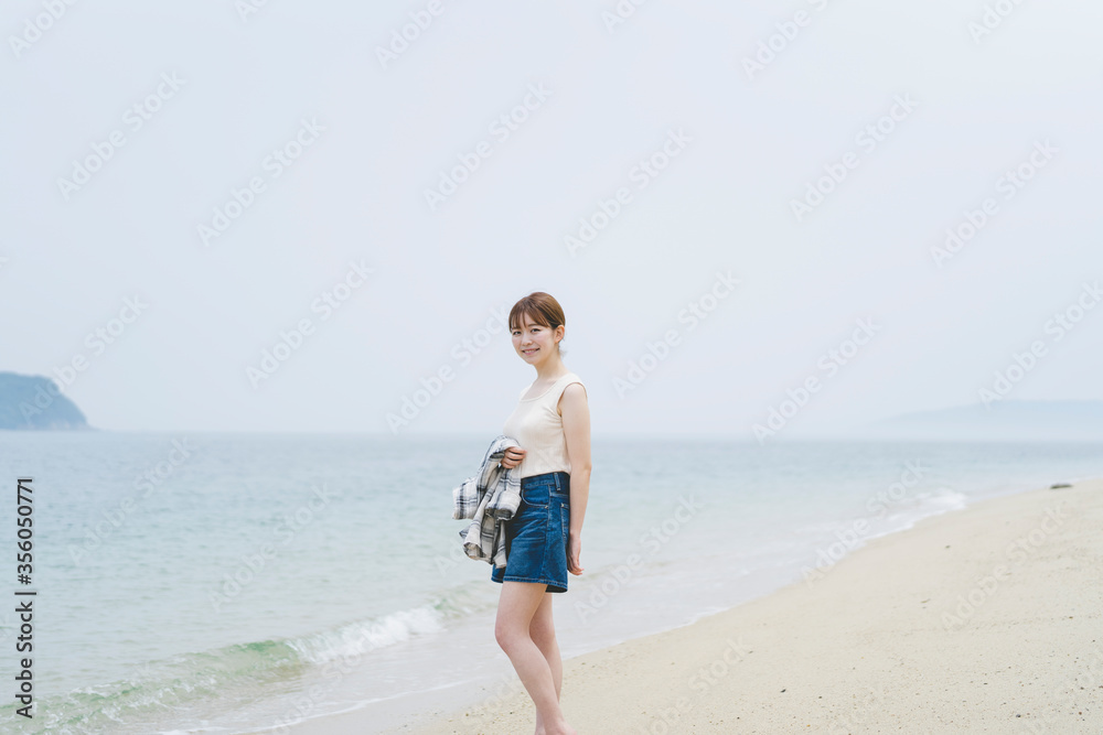 海辺を散策する女性