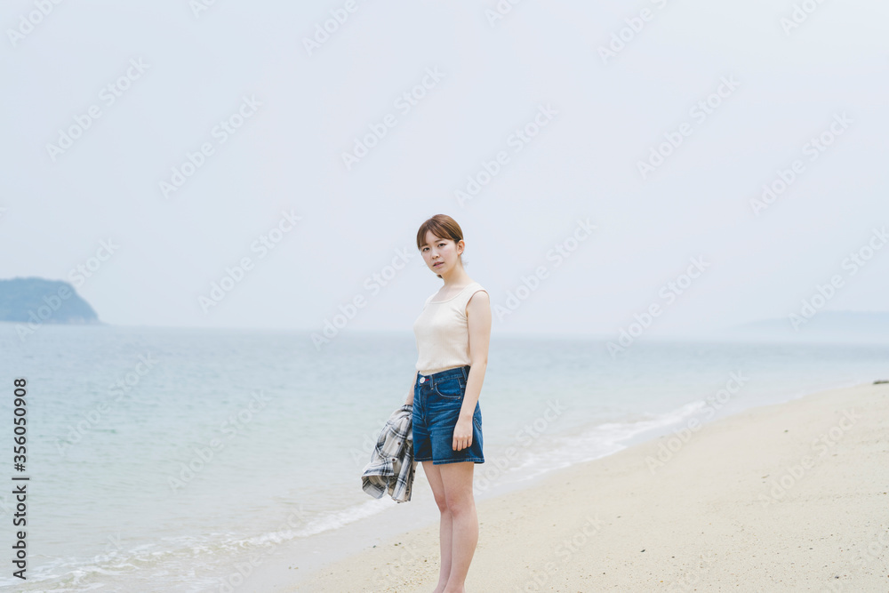 海辺を散策する女性 海辺を散策する女性