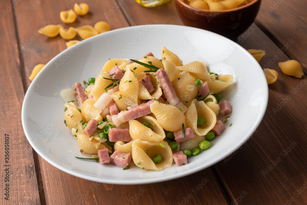 Piatto di pasta con prosciutto cotto, piselli e cipolla, Cucina Italiana