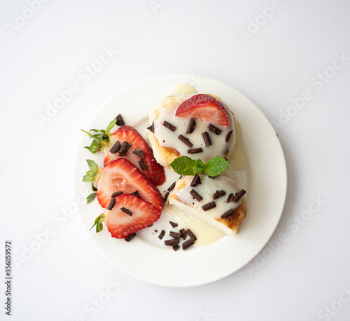 round cheesecakes with strawberries, condensed milk and pieces of chocolate