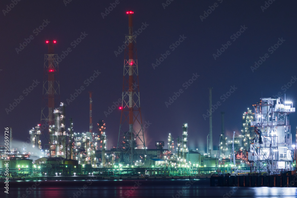 新磯子町の工場夜景（製油プラント）