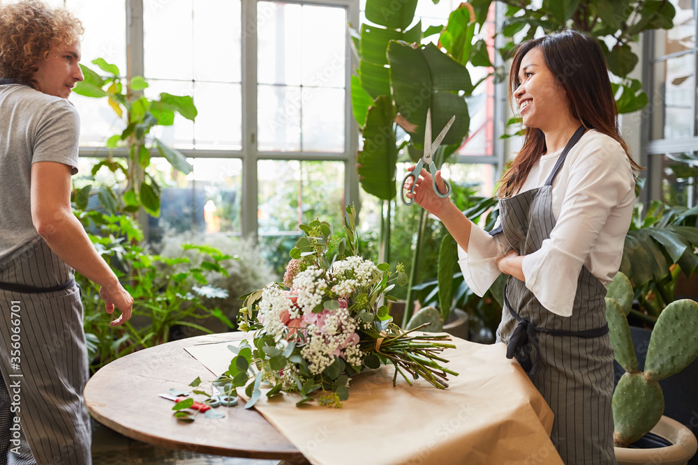 Obraz premium Florists tying flowers for a bunch of flowers