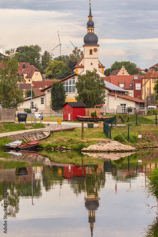 Mainstockheim am Main mit Fähre und Kirche mit Spiegelung im Fluß Mainstockheim am Main mit Fähre und Kirche mit Spiegelung im Fluß