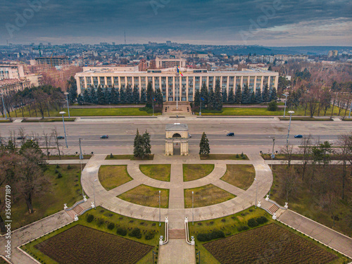 Obraz na płótnie Chisinau Triumphal Arch and Government building in central Chisinau, 2020. Aerial view w salonie