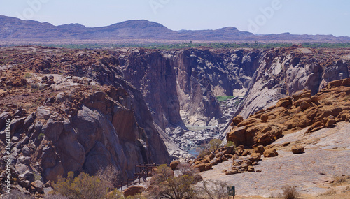 Gebirge und Wasserfall Naturreservat im National Park Südafrika