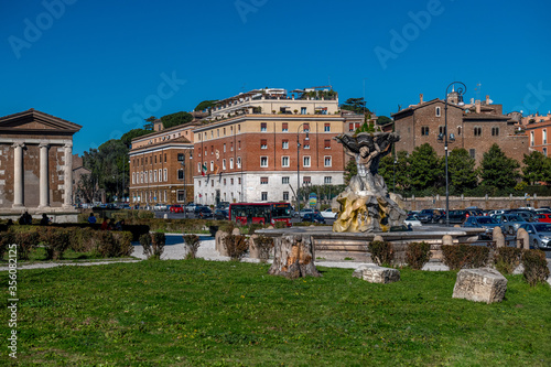zabytkowa fontanna przy Świątyni Herkulesa znajdująca się na Forum Boarium nad brzegiem Tybru w Rzymie