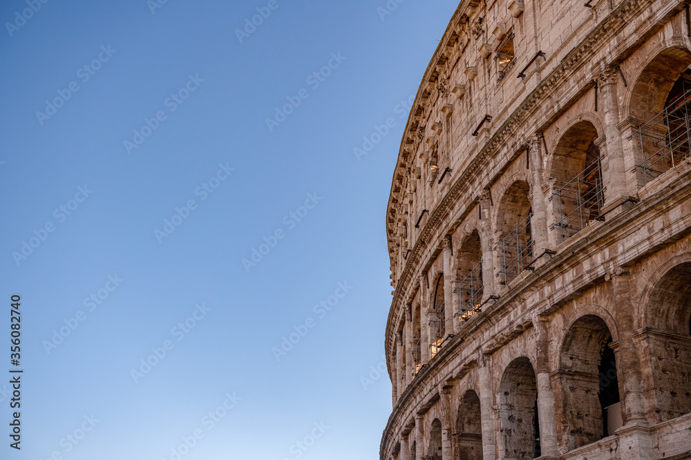 Zabytkowe łuki Coloseum na tle bezchmurnego nieba