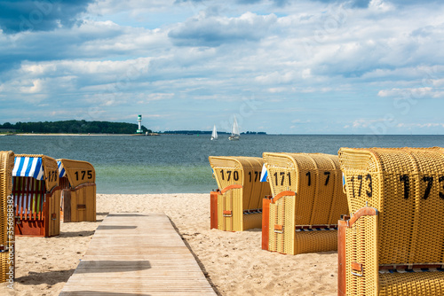 Kieler Förde Heikendorf-Möltenort. Die Coronaauflagen sind gelockert, die Strandkörbe zum Vermieten bereit, das Wetter spielt da leider noch nicht mit, es ist kalt und windig.