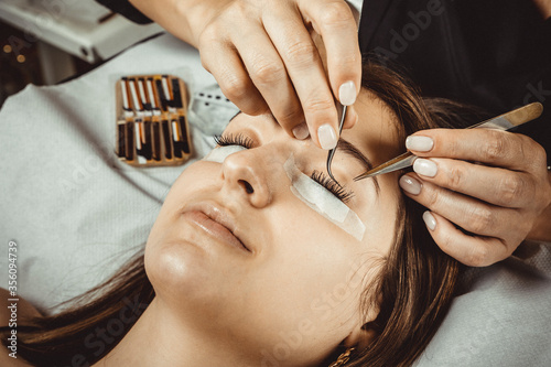 Fotografie mujeres trabajando en centro de belleza, estética y bienestar con las mascarilla