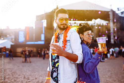 Canvas Print Couple with beer at music festival