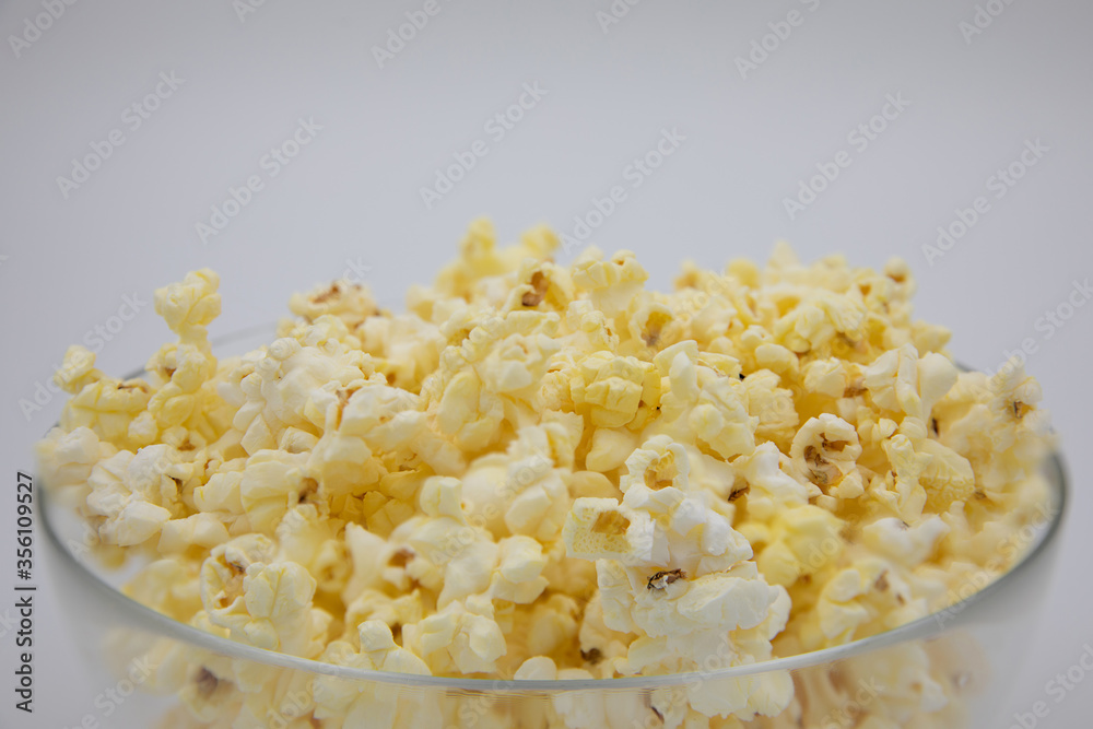 popcorn in oil in a glass plate
