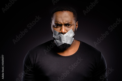 Fotografie Close up photo of serious afro american voiceless speechless guy close cover adh