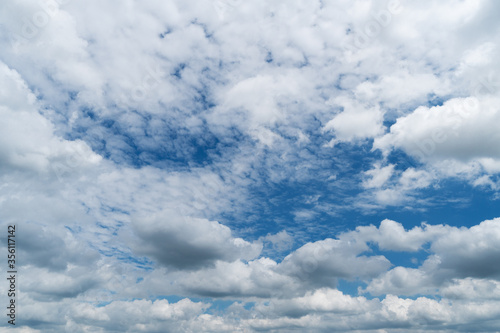 Quellwolken am blauen Himmel © Digitalpress