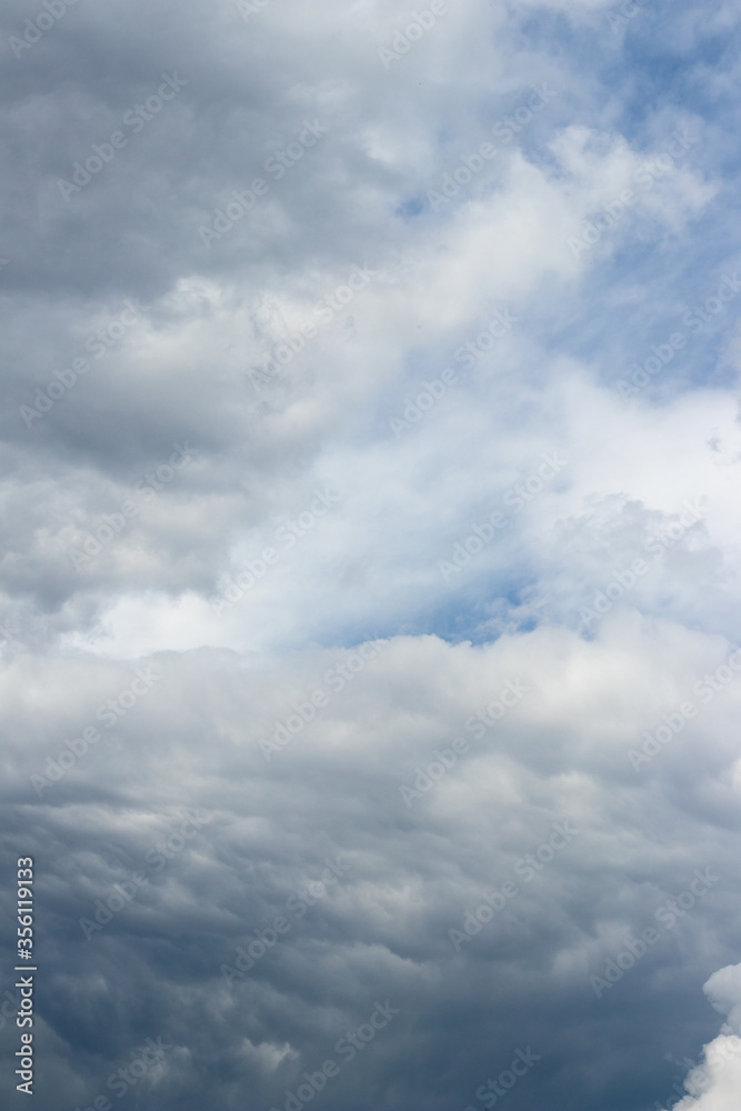 Dramatischer Himmel mit Wolken