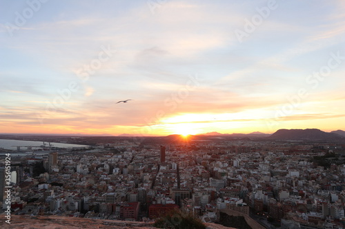 tramonto dall'alto della città con vista sulle montagne