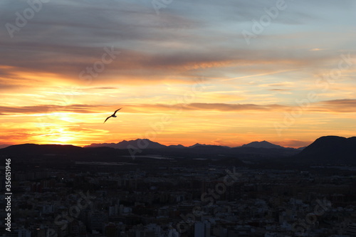 tramonto dall'alto della città con vista sulle montagne