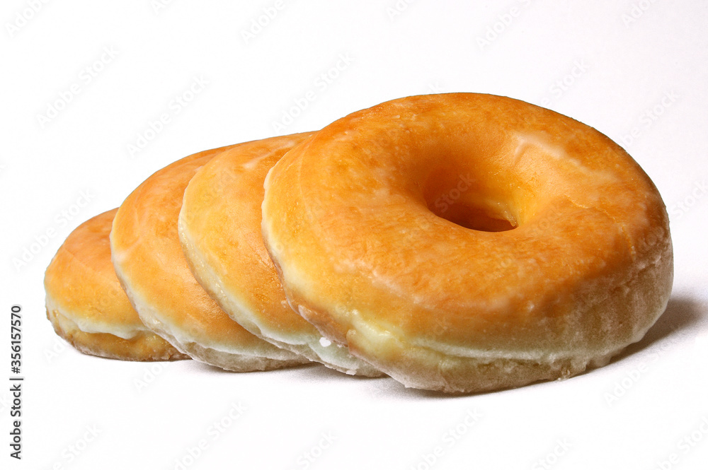 Linea de rosquillas de azúcar sobre fondo blanco Linea de rosquillas de azúcar sobre fondo blanco