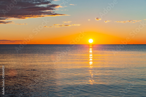 Schöner Sonnenuntergang am Meer