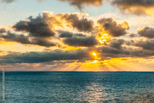 Schöner Sonnenuntergang am Meer
