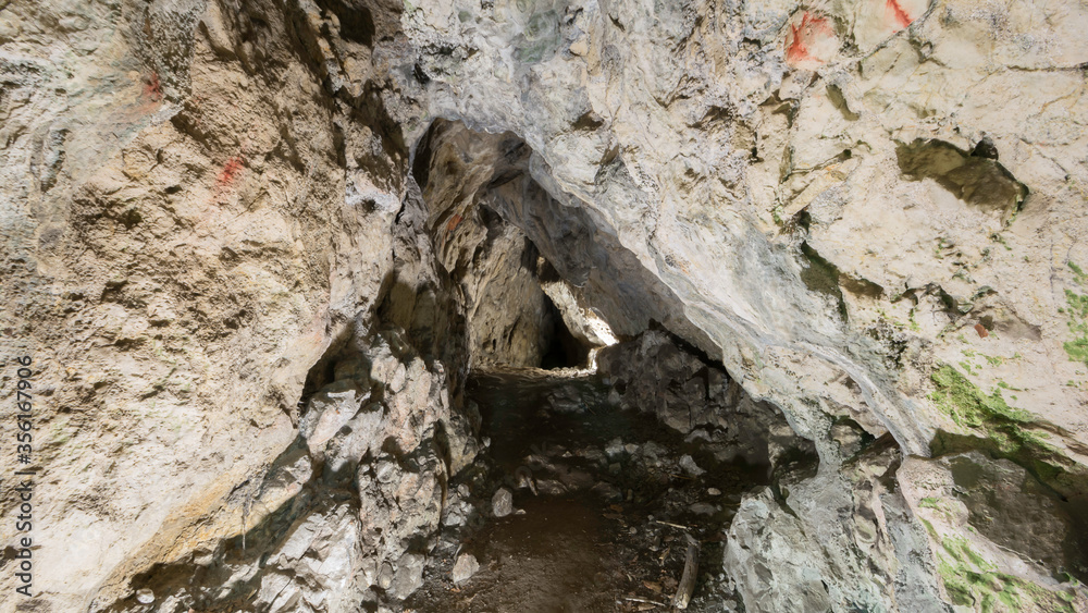 Oświetlony korytarz jaskini Mamut - obrazy, fototapety, plakaty 
