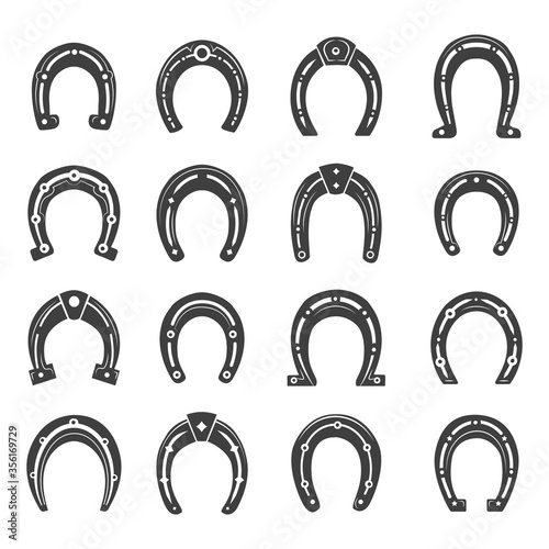 Black horseshoes set