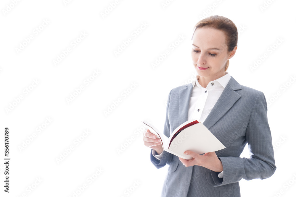 読書をするスーツを着たビジネスウーマン 読書をするスーツを着たビジネスウーマン