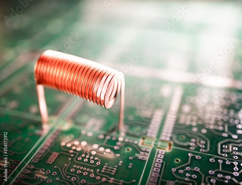 Φωτογραφία Copper wire stands on a green microcircuit