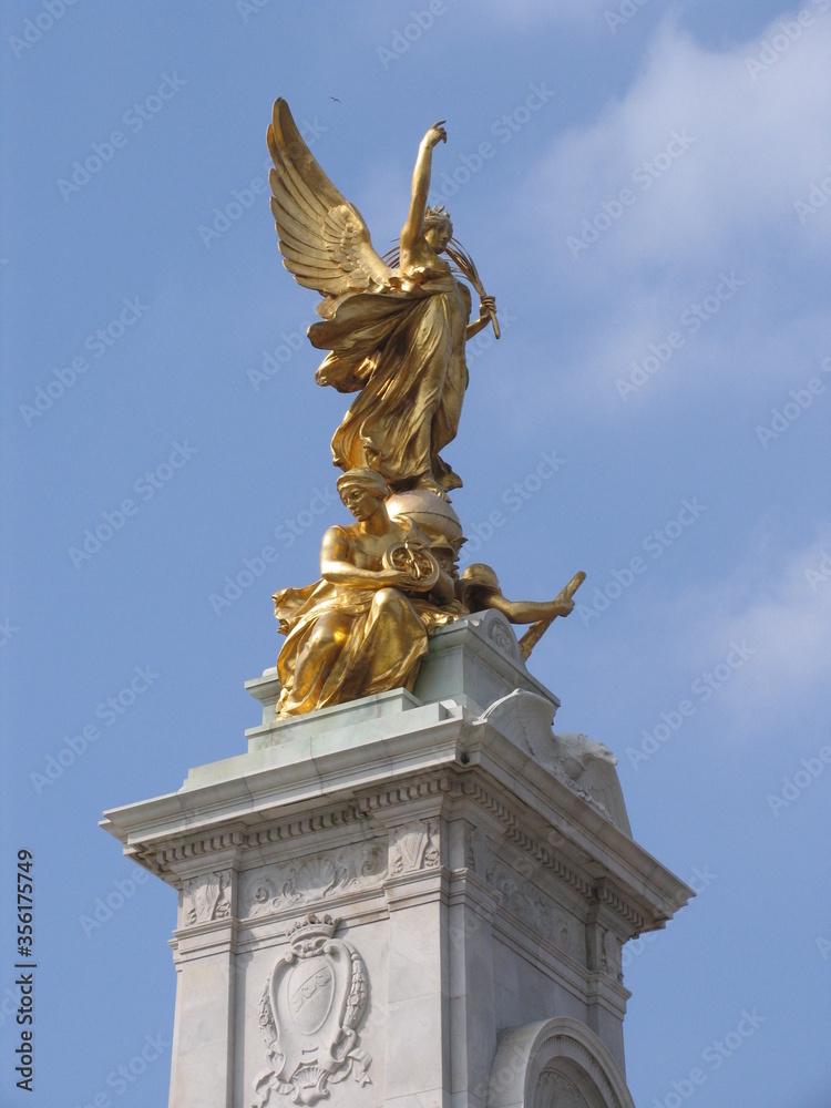 Fototapeta premium London, England. Full view of Buckingham Palace during sunrise.