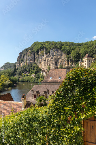  La Roque-Gageac scenic village on the Dordogne river, France © wjarek