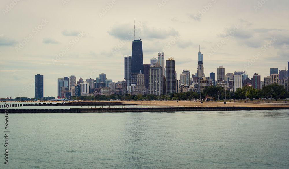 Obraz premium Chicago Lakeshore Skyline including Sears Tower and Lake Michigan