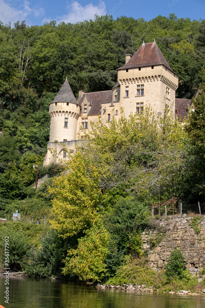  Chateau La Malartrie in La Roque-Gageac, Dordogne river valley. Aquitaine, France