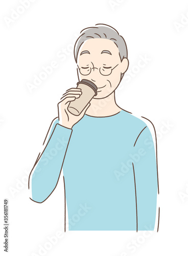 テイクアウトのコーヒーを飲む男性