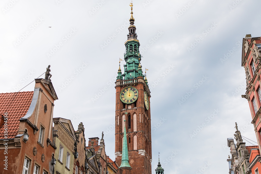Obraz premium Gdansk, Poland - Juny, 2019: The Long Lane street in Gdansk. Architecture of the old town in Gdansk with city hall.