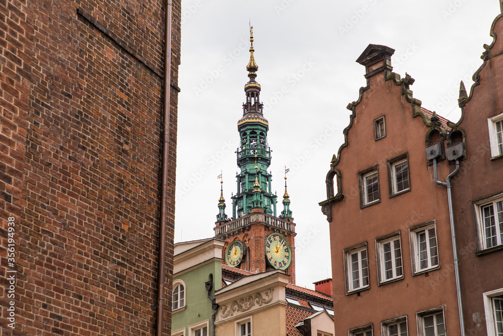 Obraz premium Gdansk, Poland - Juny, 2019: The Long Lane street in Gdansk. Architecture of the old town in Gdansk with city hall.