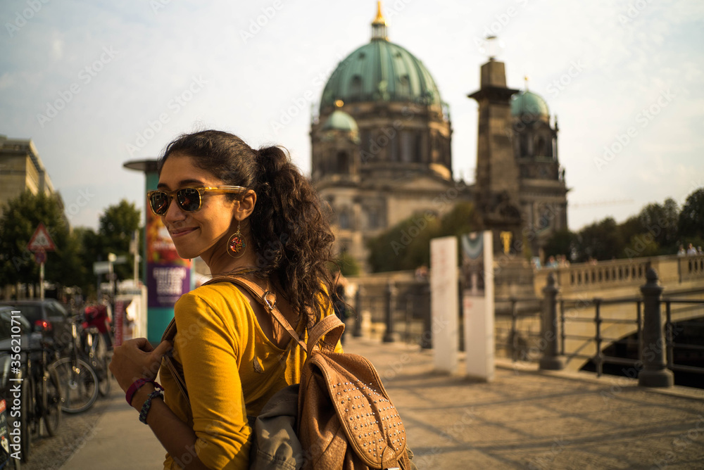 Chica atractiva haciendo turismo en Berlín.