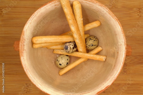 cinnamon sticks in a bowl.pot,egg
