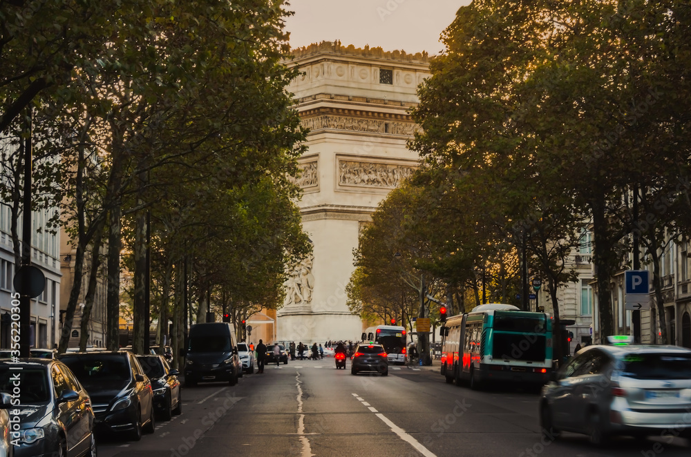Ruas de Paris com o Arco do Triunfo ao fundo