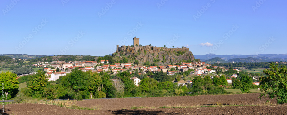 Panoramique Polignac (43000) et le rocher à la forteresse  féodaleA, Haute-Loire en Auvergne-Rhône-Alpes, France