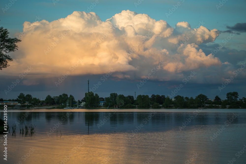 Naklejka premium Beautiful magnificent clouds at sunset in the sky