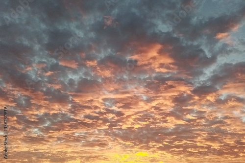 Bella puesta de sol donde se aprecian las nubes que reflejan la luz del solo como si fuese fuego.