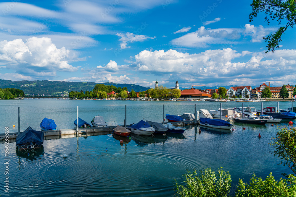 D, Bodensee, Lindau, Blick vom Bahndamm auf den bodensee mit Motorbooten und der Insel Lindau im Hintergrund (Inselhalle, St. Stephan, Münster, Seebrücke)