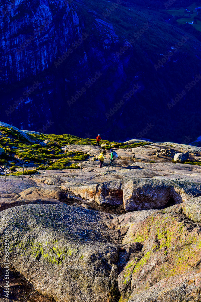 Obraz premium Chains on the way to famous Kjeragbolten help tourists climb steep cliffs. Norway.