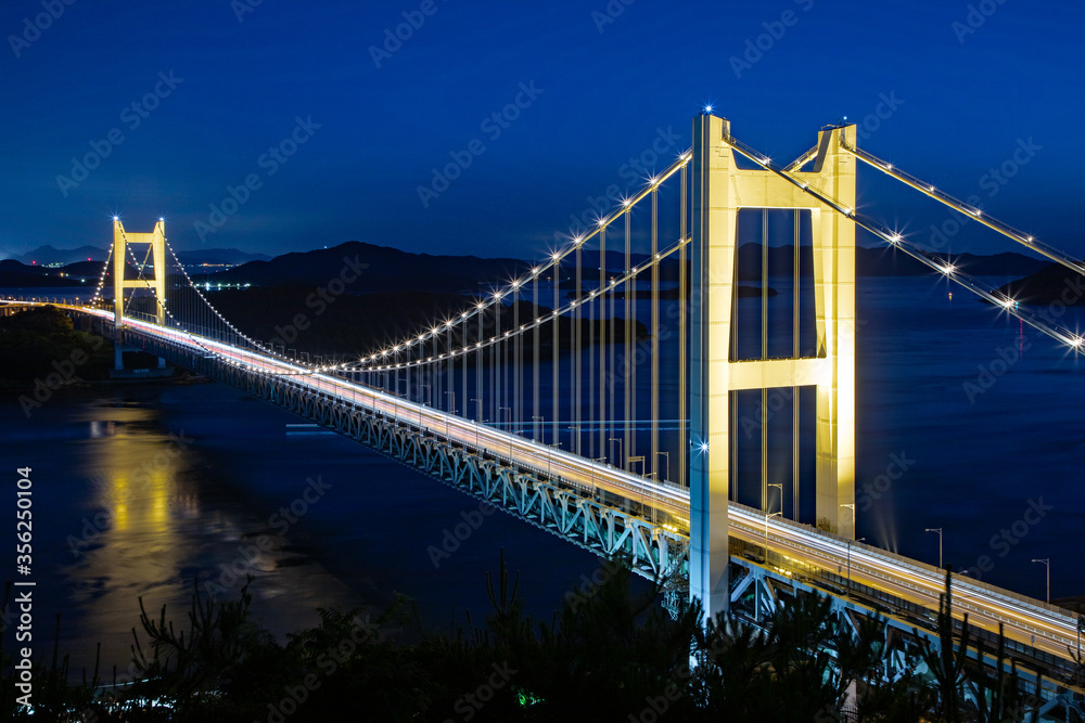 Fototapeta premium 瀬戸大橋 -本州と四国を結ぶ世界最大級の橋- 鷲羽山からの夜景