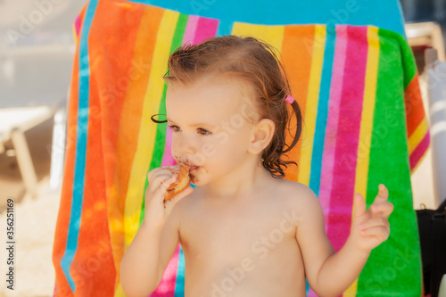 Obraz na płótnie baby eating a donut w salonie