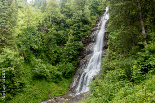 Hoher Wasserfall in herrlicher gr  ner Natur