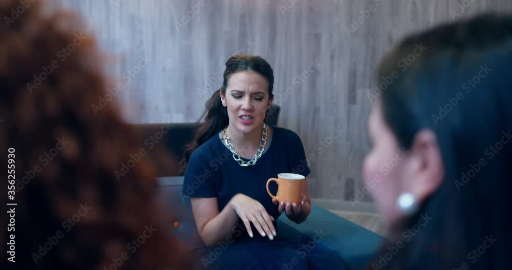 MS CU SELECTIVE FOCUS Businesswomen talking / Covent Garden, London, England, United Kingdom MS CU SELECTIVE FOCUS Businesswomen talking / Covent Garden, London, England, United Kingdom