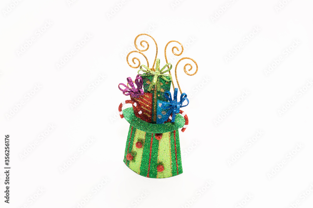 Sombrero navideño con forma de sombrero lleno de regalos bañado en purpurina para decorar el arbol de Navidad sobre fondo blanco